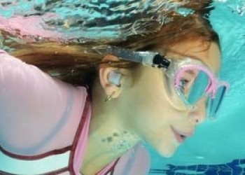protection des oreilles d'un enfant pendant la natation et contre l'eau dans les oreilles