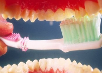 Comment le brossage soigneux des dents, contribue au maintien d'une bonne audition